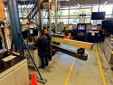 Ensayo de resistencia a flexión de una viga laminada en laboratorio